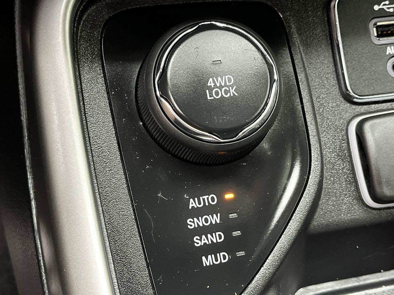 Used 2020 Jeep Compass Latitude w/ Cold Weather Group AWD/4WD image 14