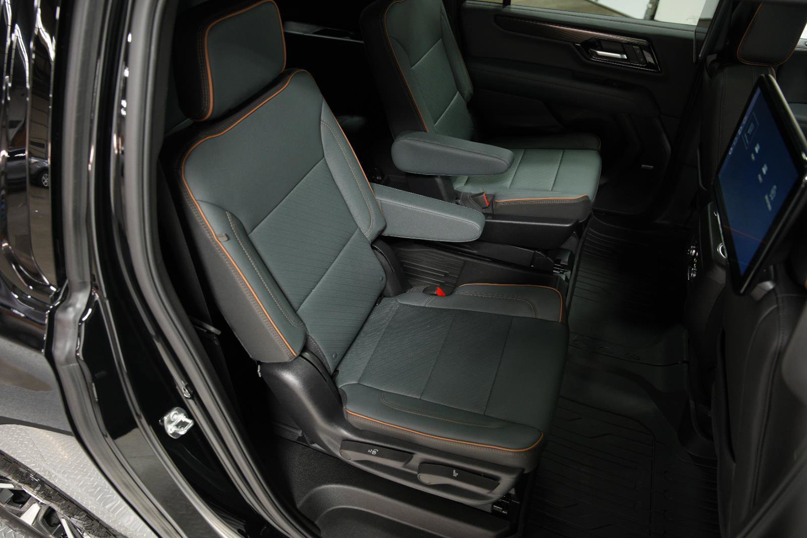 New 2026 GMC Yukon XL AT4 w/ AT4 Premium Plus Package AWD/4WD image 19