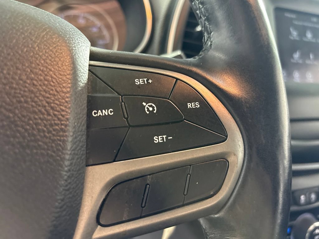 Used 2019 Jeep Cherokee Latitude w/ Cold Weather Group AWD/4WD image 33