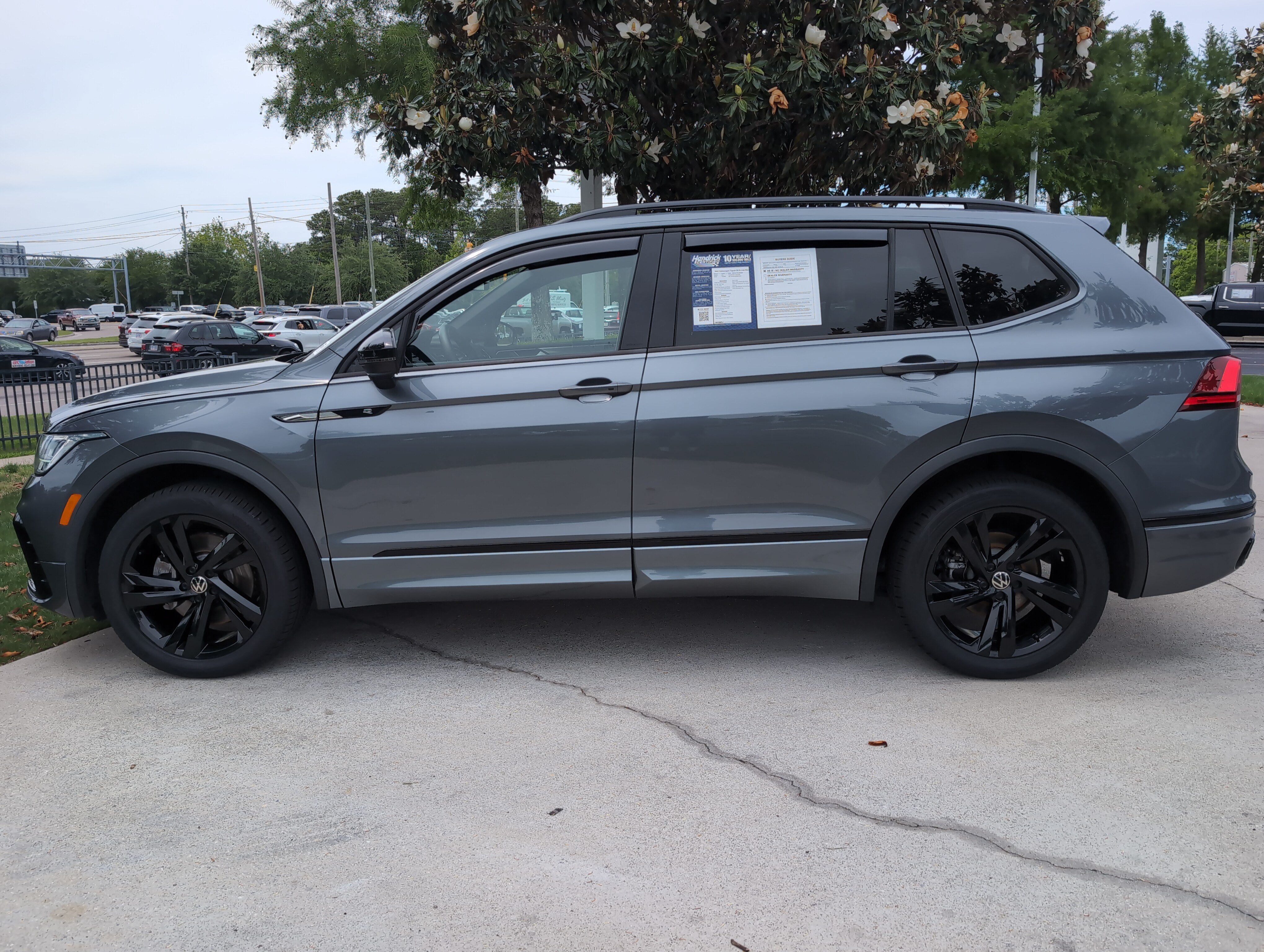 Used 2024 Volkswagen Tiguan SE R-Line FWD image 7