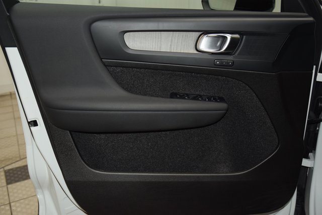 Used 2025 Volvo XC40 B5 Plus image 45