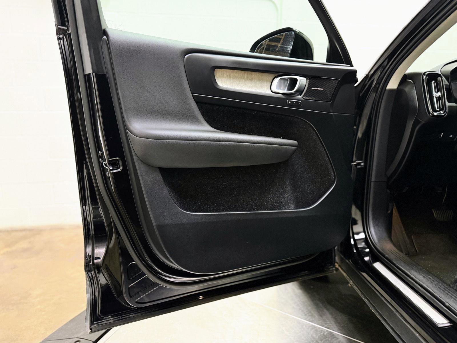 Used 2019 Volvo XC40 T5 Inscription image 12