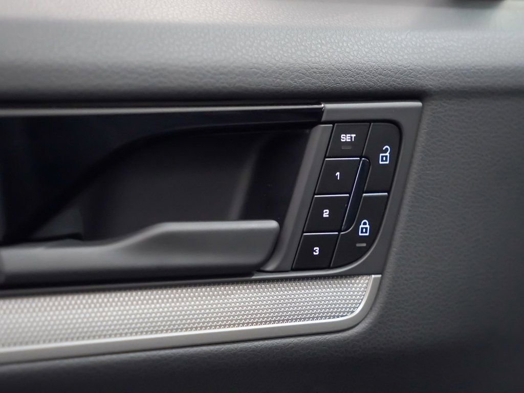 Used 2025 Porsche Cayenne image 22