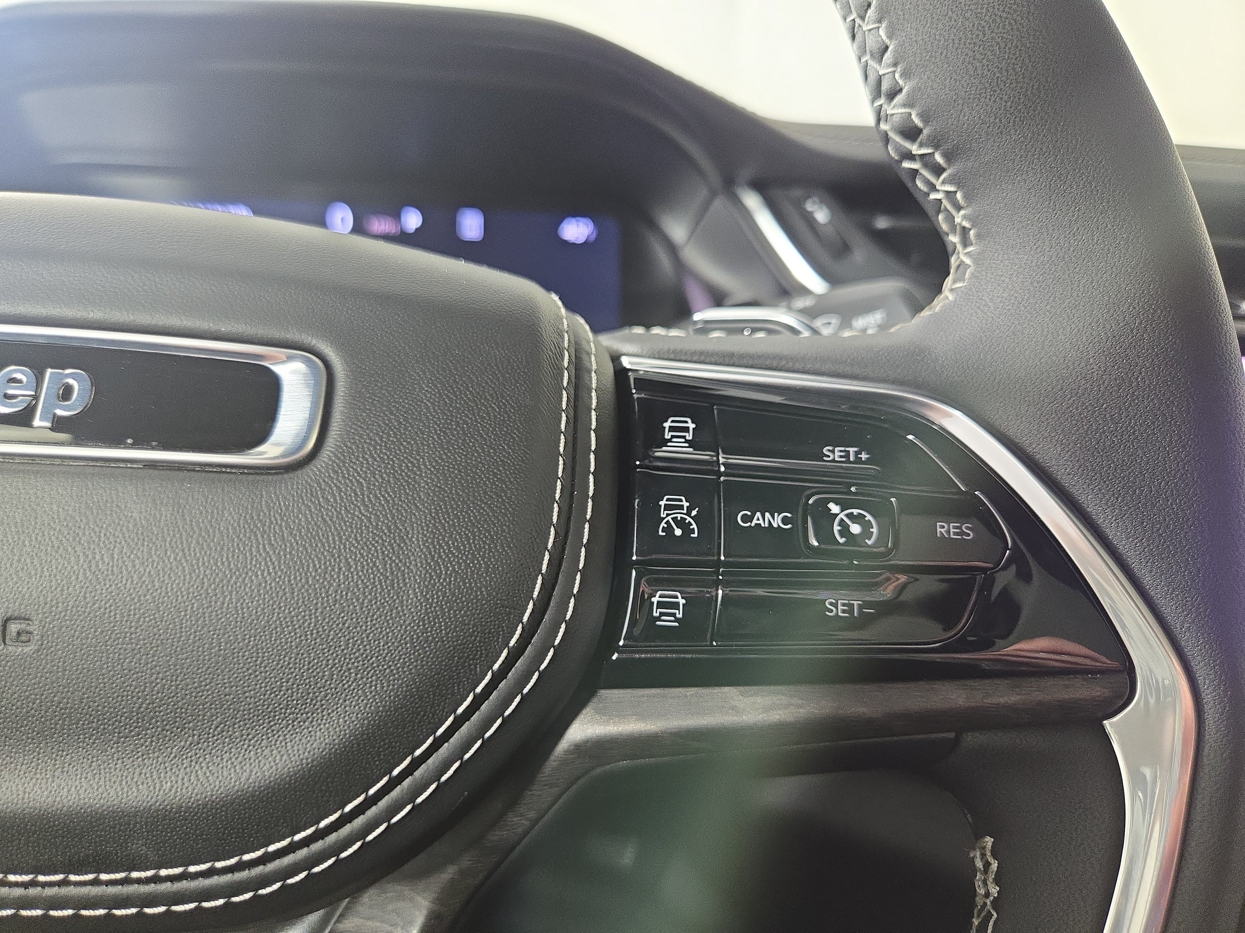 Certified 2025 Jeep Grand Cherokee Overland AWD/4WD image 17