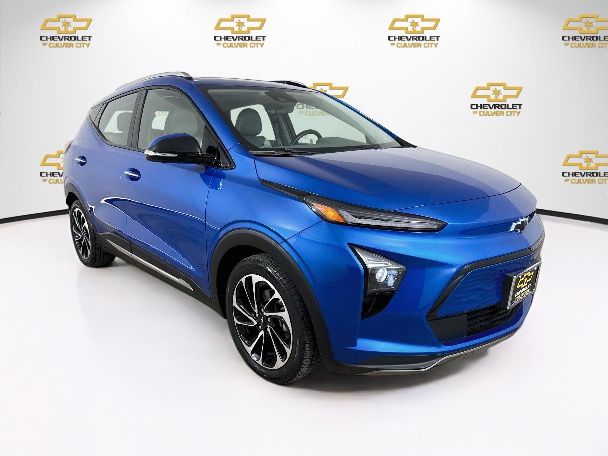 Used 2023 Chevrolet Bolt EUV Premier w/ Sun & Sound Package FWD image 1