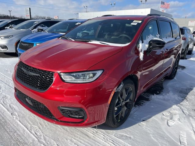 New 2026 Chrysler Pacifica Limited w/ S Appearance Package