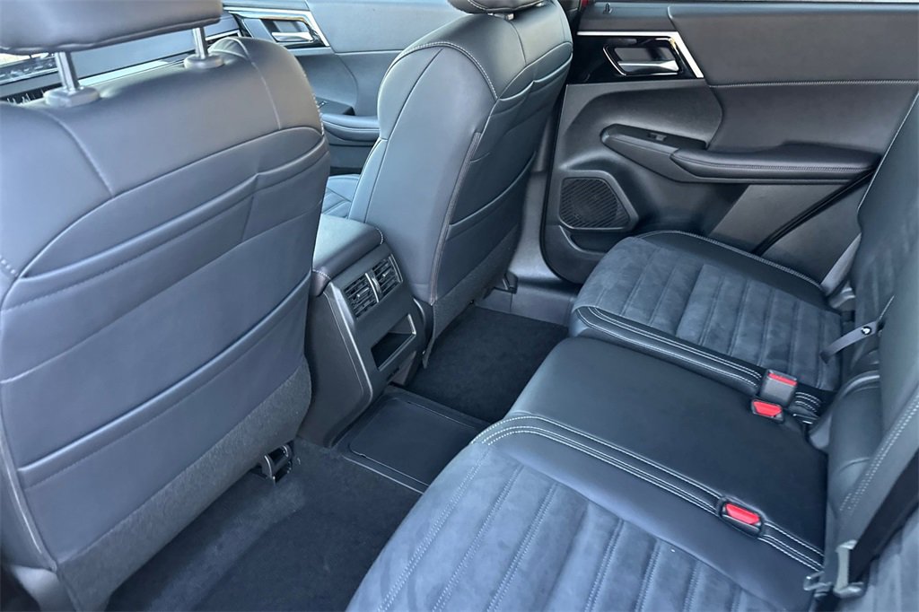 New 2025 Mitsubishi Outlander SE image 13