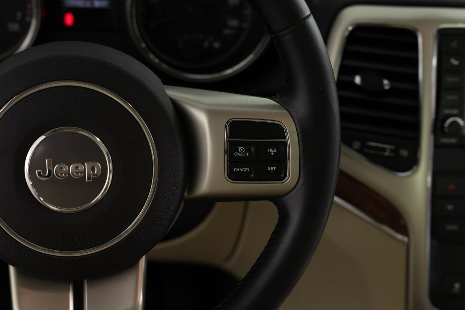 Used 2011 Jeep Grand Cherokee Limited AWD/4WD image 32