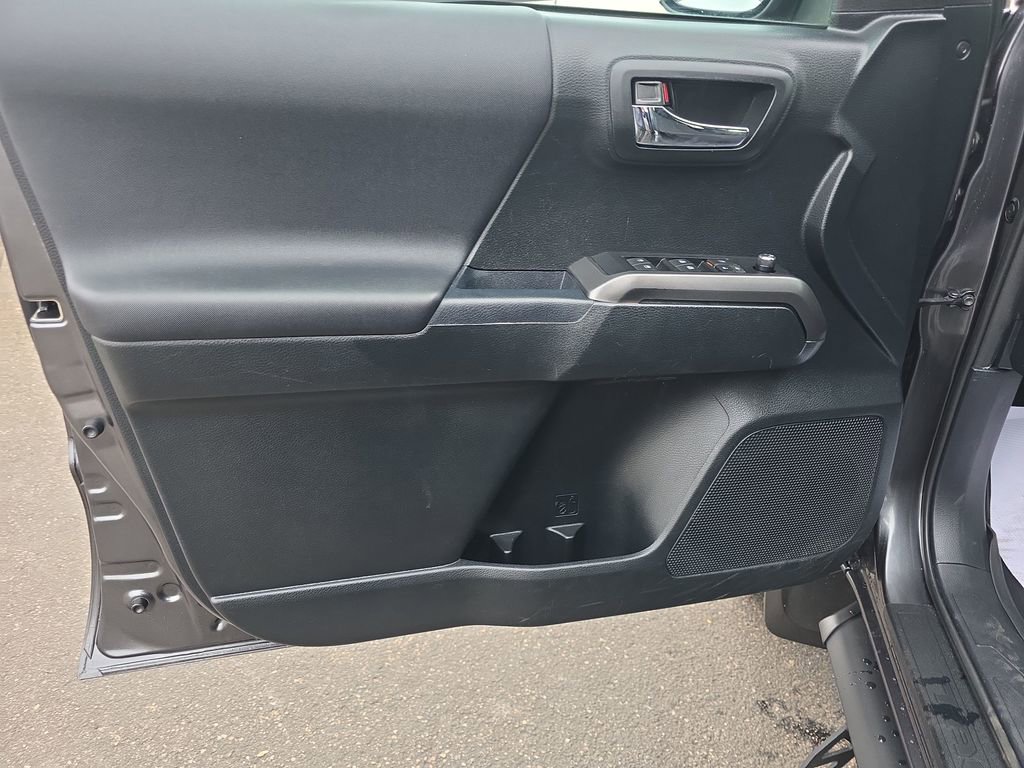 Used 2017 Toyota Tacoma TRD Off-Road image 10