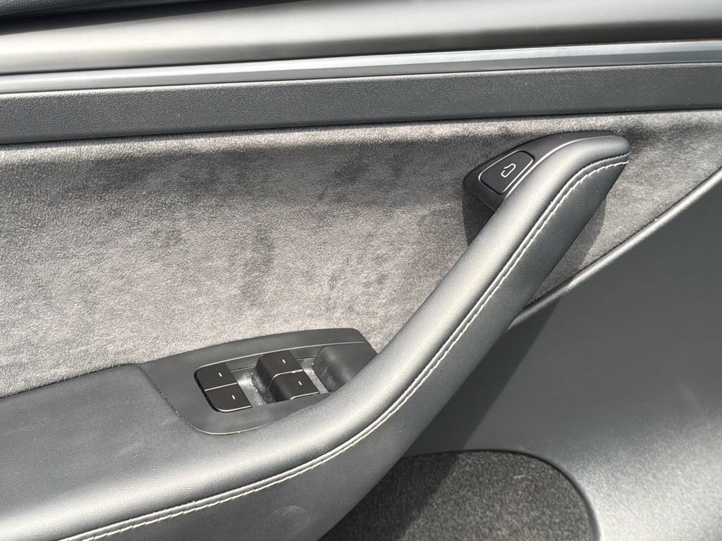 Used 2025 Tesla Model Y Long Range AWD/4WD image 19