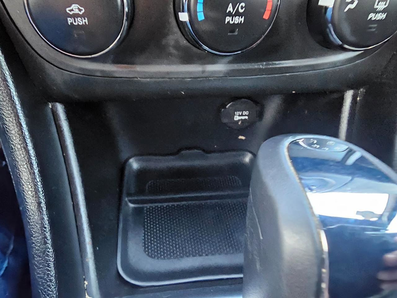 Used 2013 Dodge Avenger SE image 38