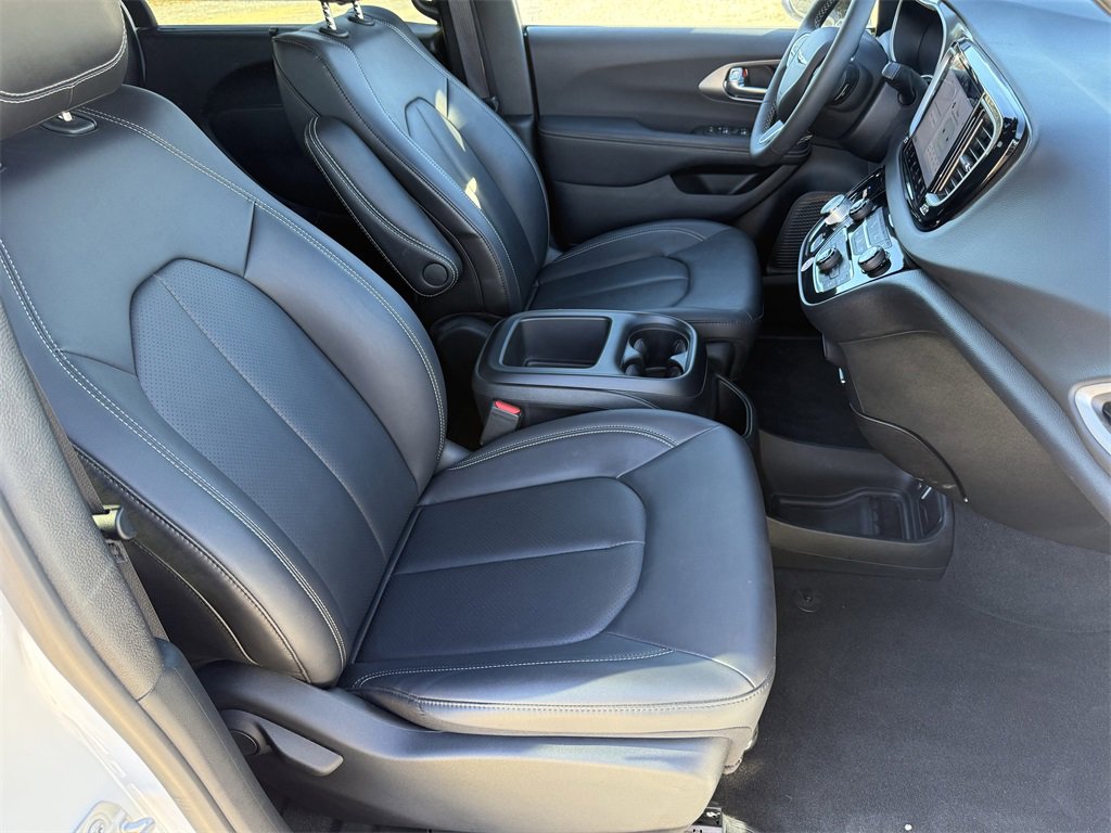 Used 2025 Chrysler Pacifica Select image 41