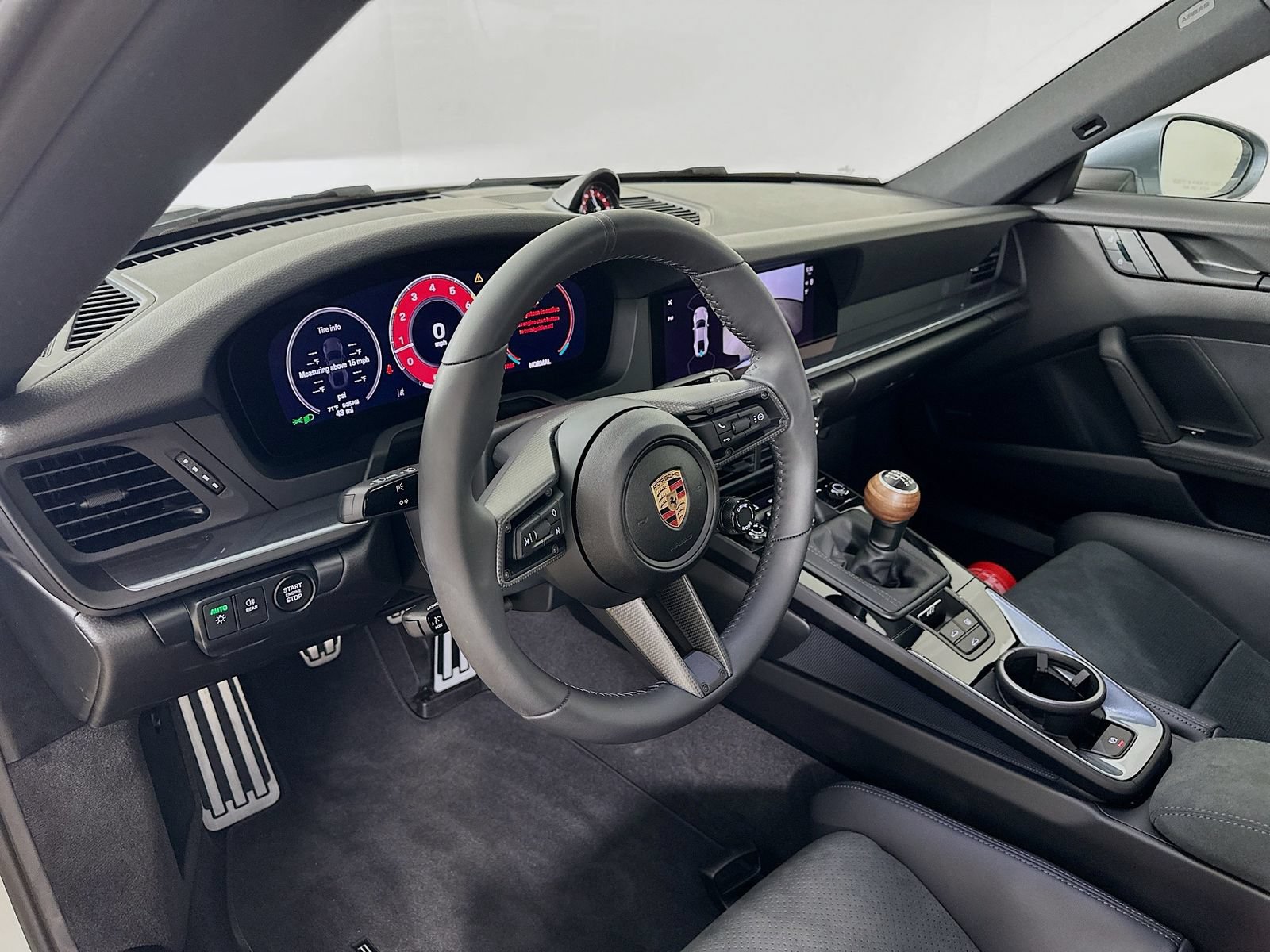 Used 2025 Porsche 911 Carrera T RWD image 30