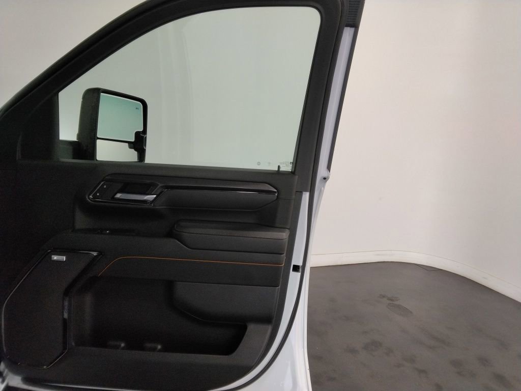 Used 2025 GMC Sierra 2500 AT4 image 39