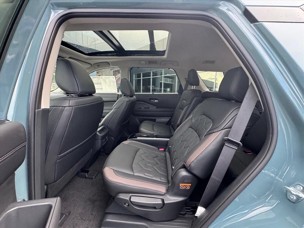 New 2026 Nissan Pathfinder Platinum w/ Lighting Package AWD/4WD image 12