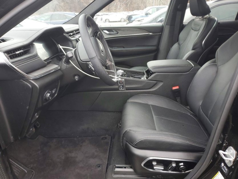 Used 2025 Jeep Grand Cherokee Overland w/ Luxury Tech Group IV image 5