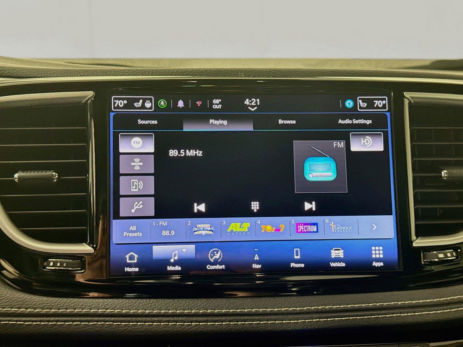 Used 2025 Chrysler Pacifica Limited FWD image 7