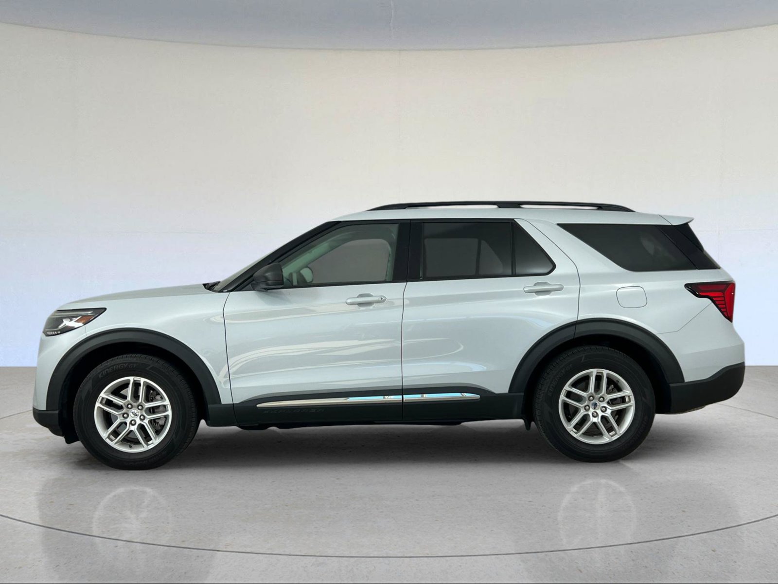 Used 2025 Ford Explorer Active RWD image 2