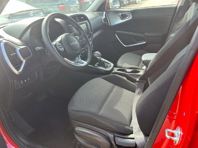 Used 2025 Kia Soul LX w/ LX Technology Package FWD image 10