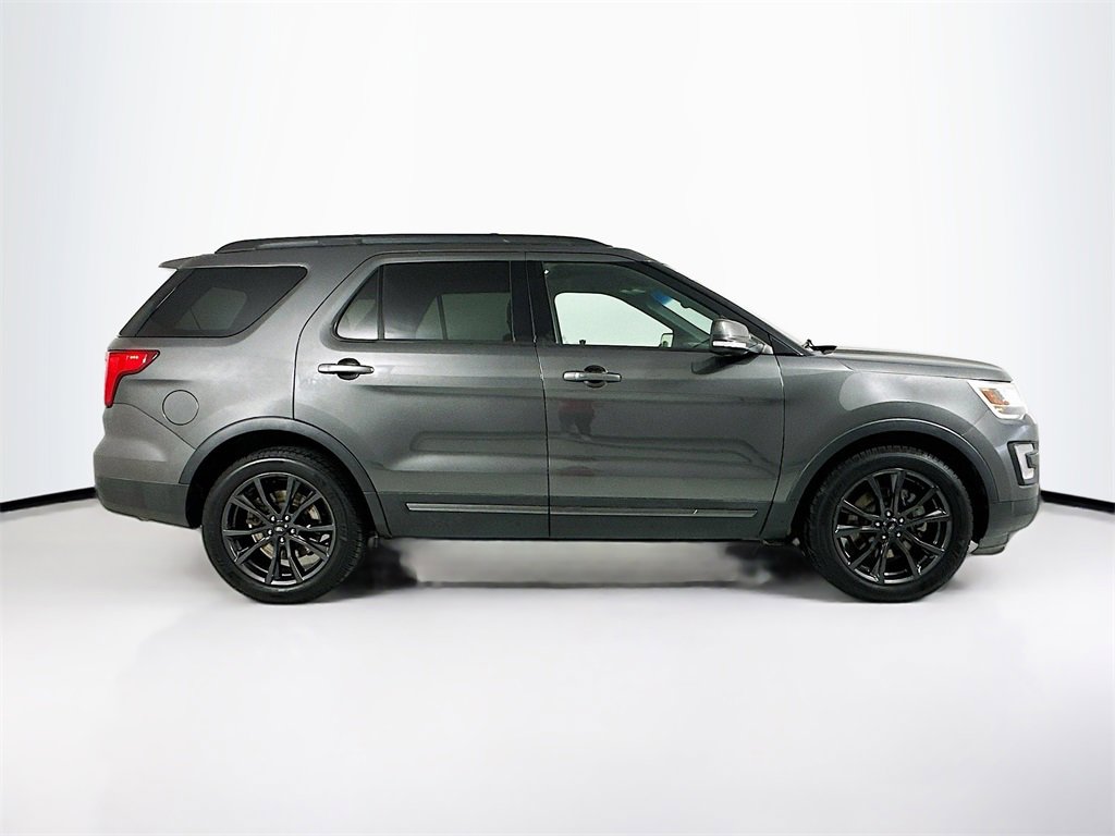 Used 2017 Ford Explorer XLT w/ Equipment Group 202A image 4