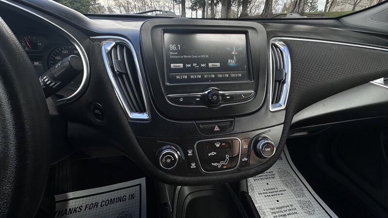 Used 2017 Chevrolet Malibu LT FWD image 13