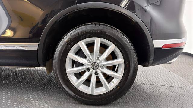 Used 2015 Volkswagen Touareg Sport AWD/4WD image 36