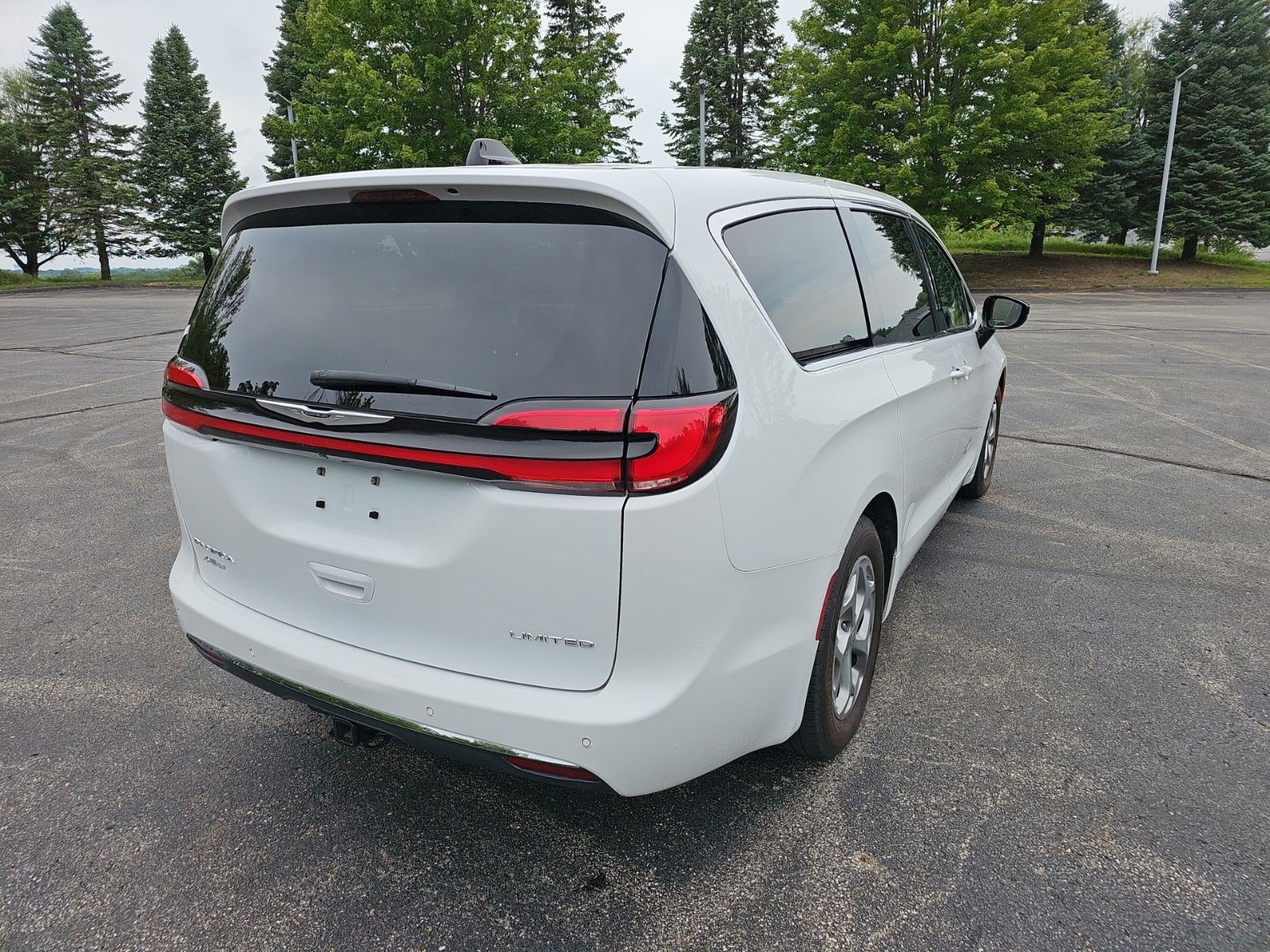 Used 2024 Chrysler Pacifica Limited w/ Trailer Tow Group FWD image 6