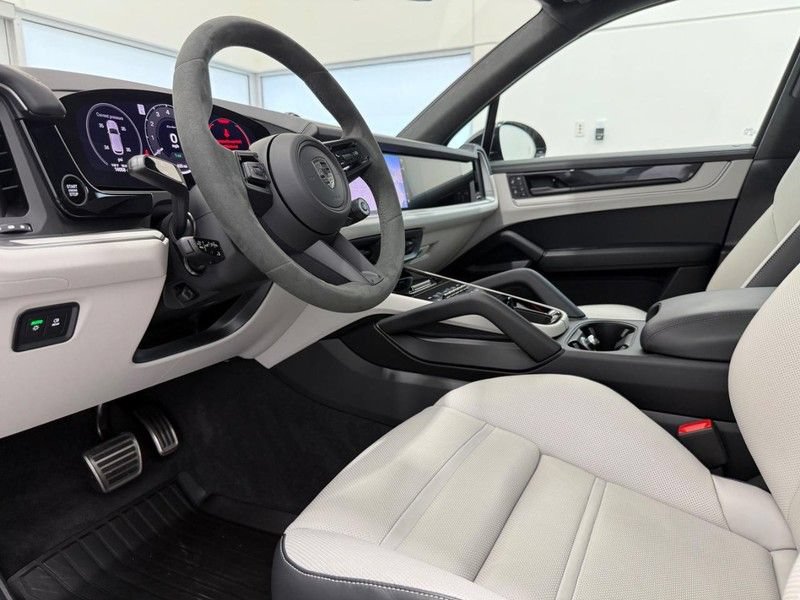Certified 2025 Porsche Cayenne Turbo AWD/4WD image 4