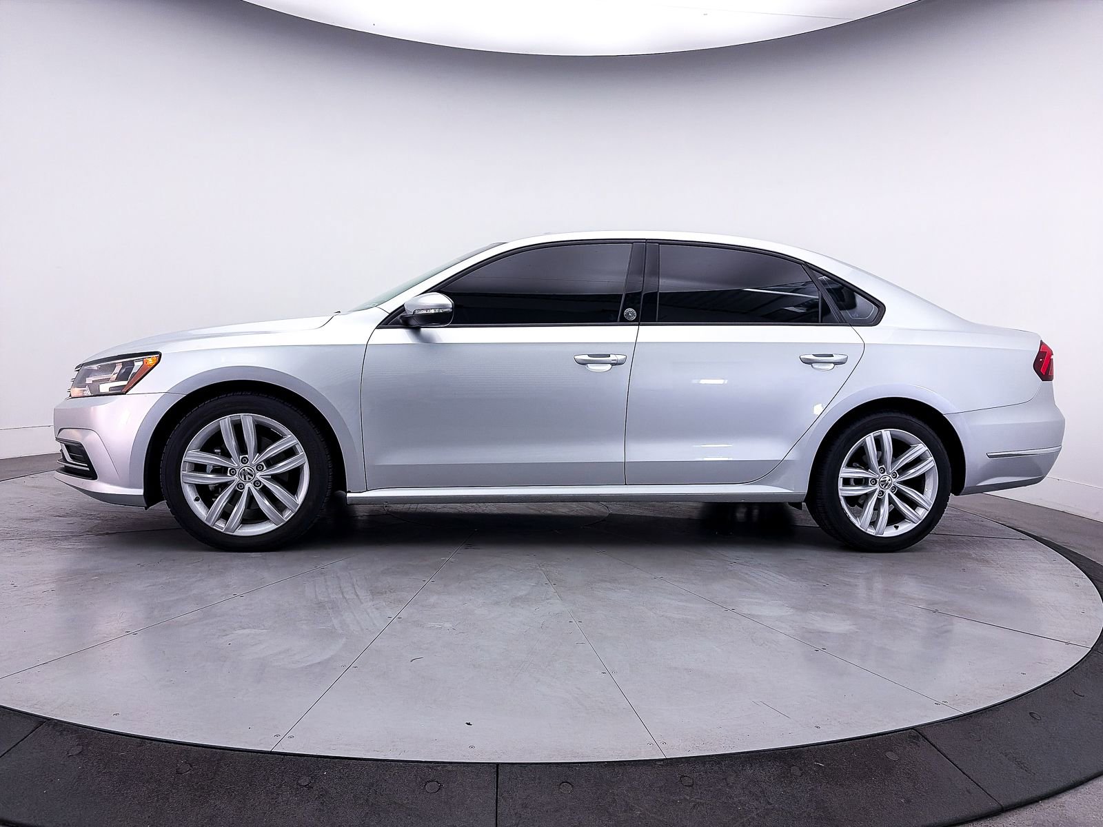 Used 2019 Volkswagen Passat 2.0T Wolfsburg FWD image 35