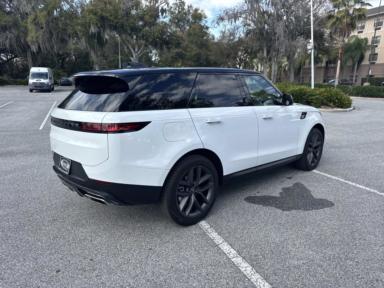 Used 2024 Land Rover Range Rover Sport SE image 4