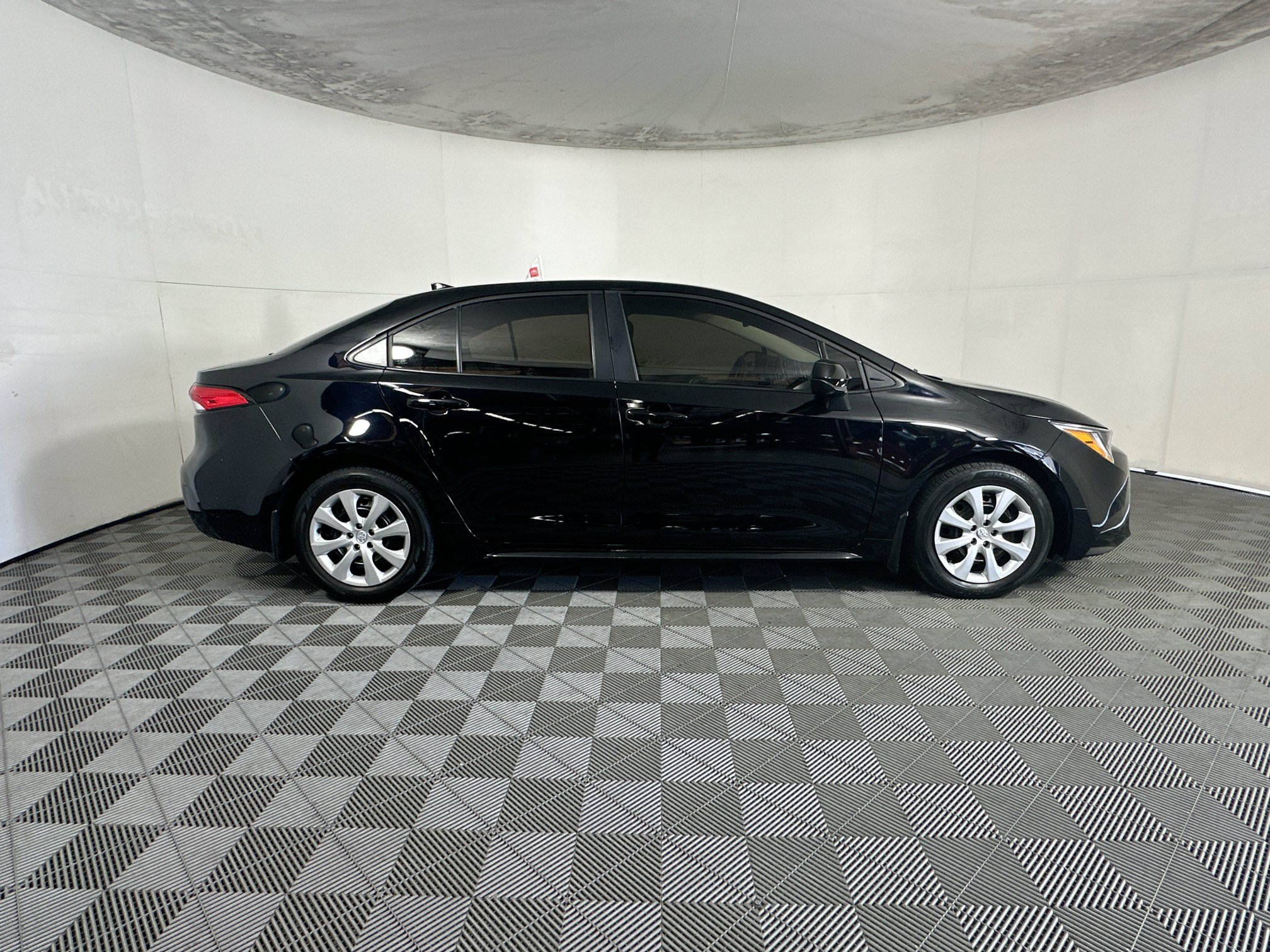 Used 2025 Toyota Corolla LE FWD image 2