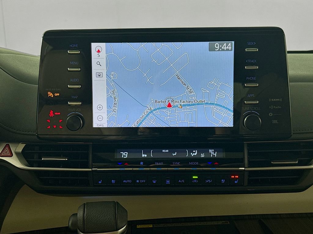 Used 2021 Toyota Sienna Limited image 13