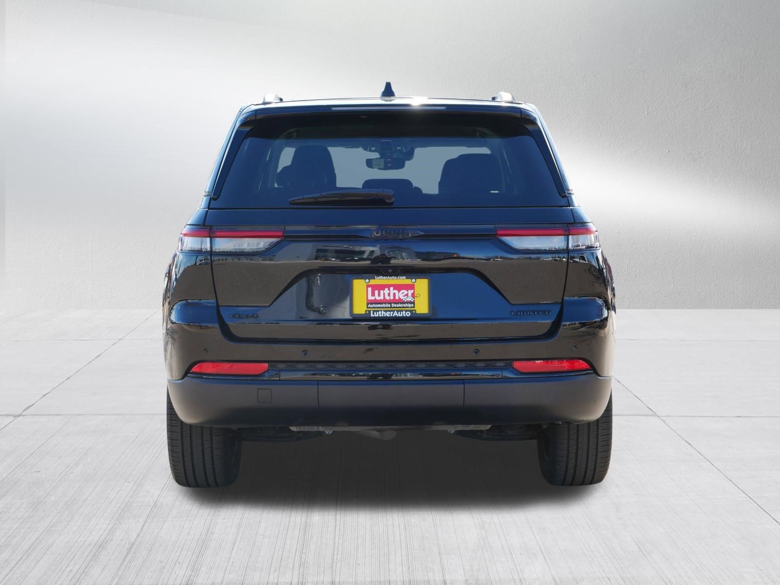 Used 2023 Jeep Grand Cherokee Limited w/ Black Appearance Package AWD/4WD image 6