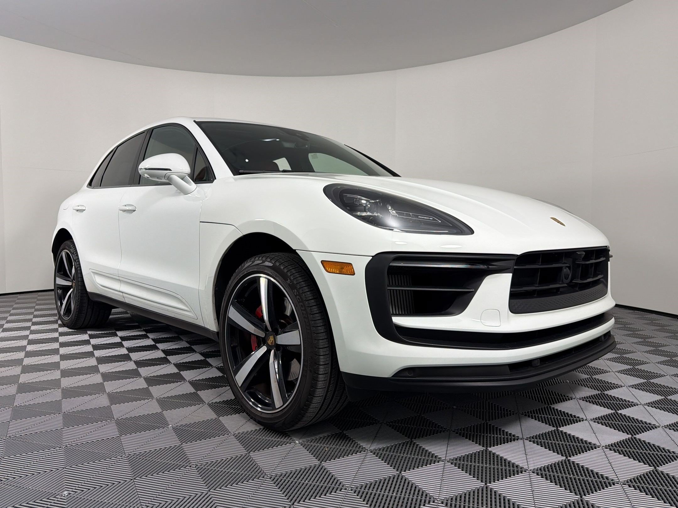 Certified 2024 Porsche Macan S AWD/4WD image 7