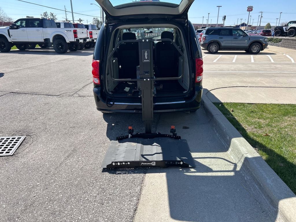 Used 2015 Dodge Grand Caravan American Value Package FWD image 19
