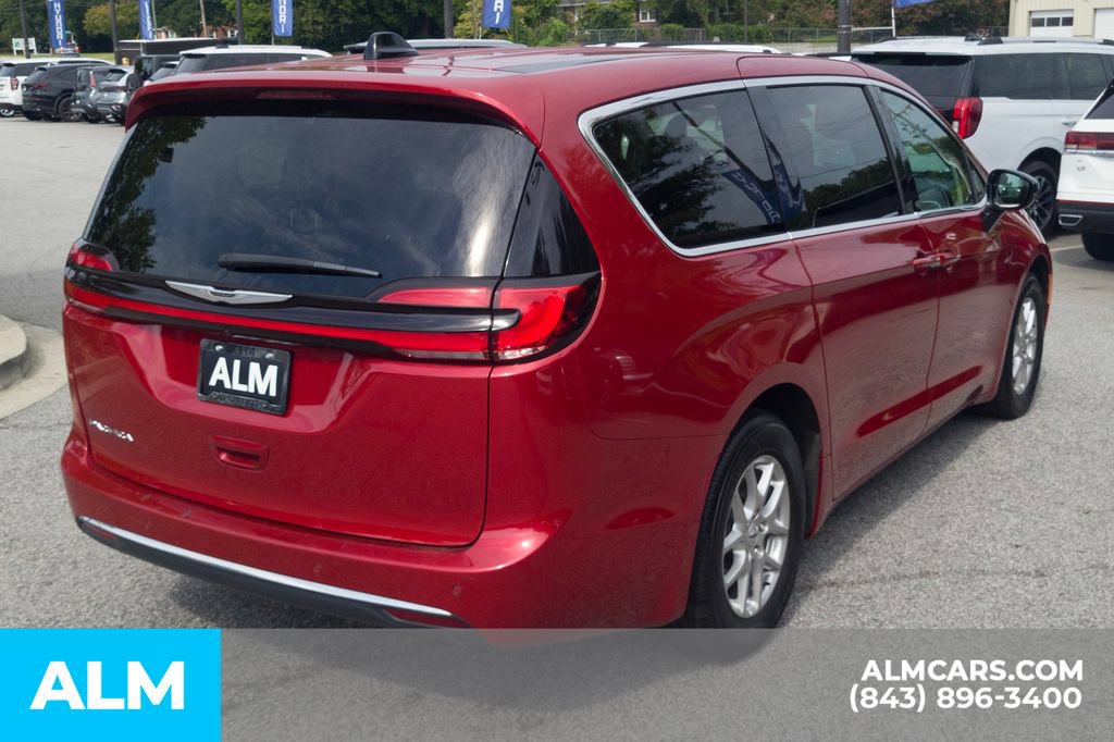 Used 2024 Chrysler Pacifica Touring-L FWD image 5