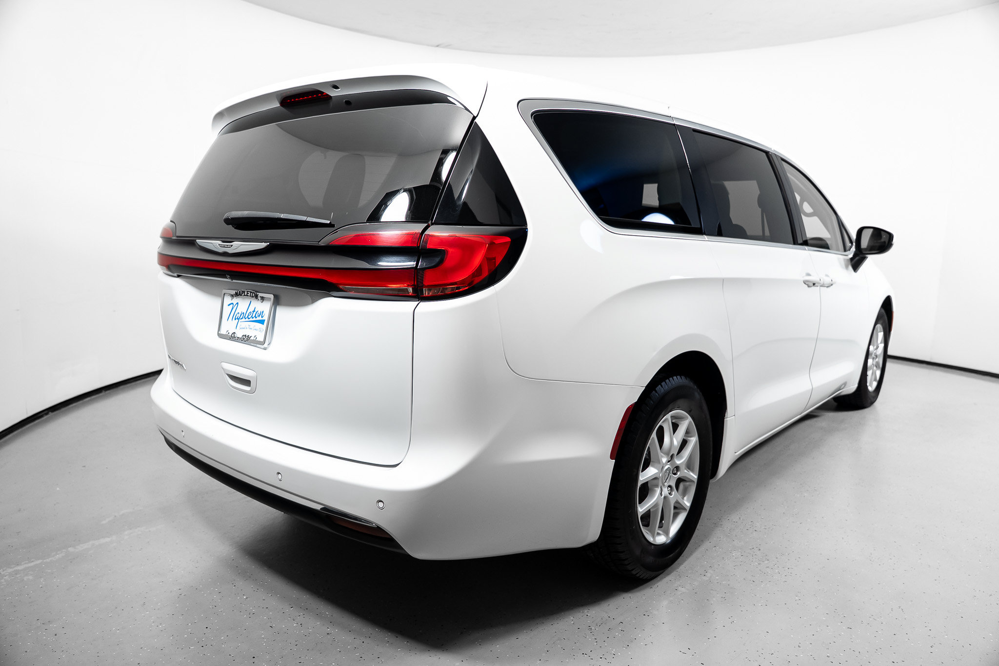 Used 2023 Chrysler Pacifica Touring-L FWD image 9