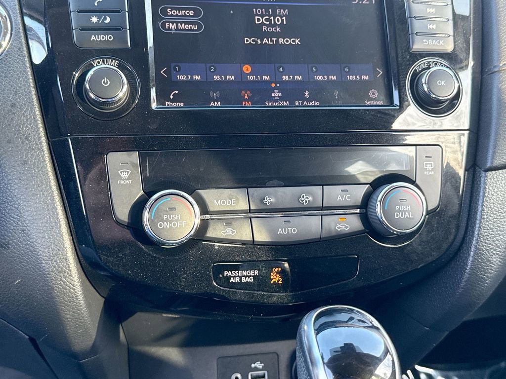 Used 2019 Nissan Rogue SV image 16