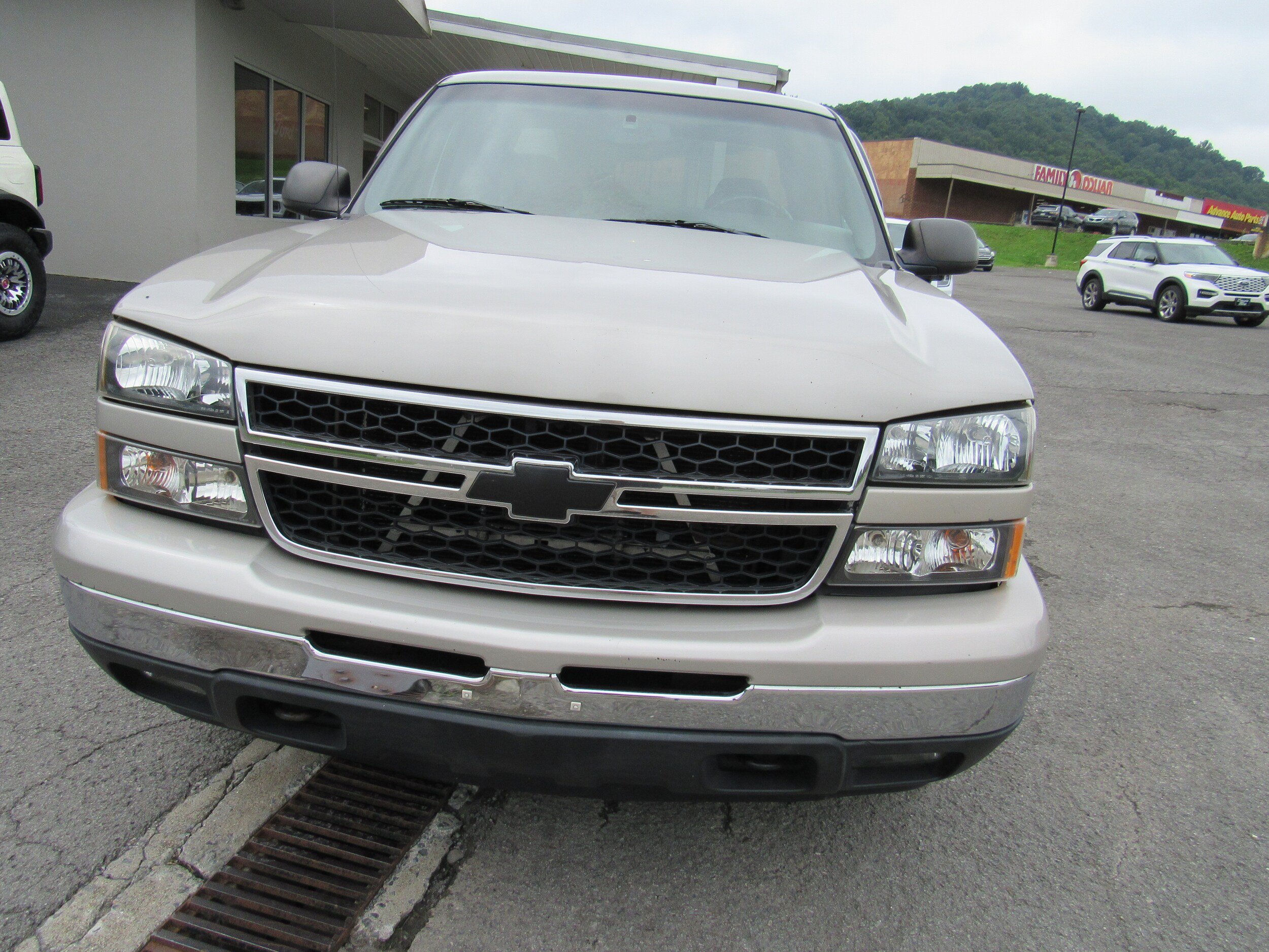 Used 2006 Chevrolet Silverado 1500 LT w/ Light Duty Power Package AWD/4WD image 3