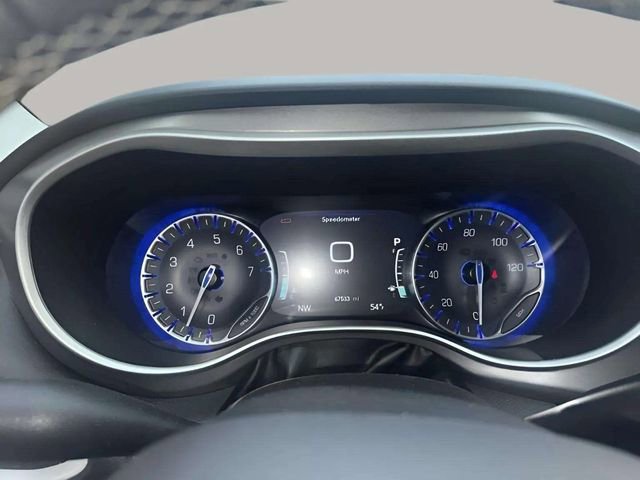 Used 2023 Chrysler Pacifica Touring-L image 10