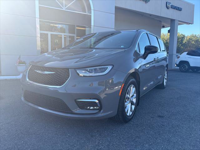 Certified 2025 Chrysler Pacifica Select AWD/4WD image 4