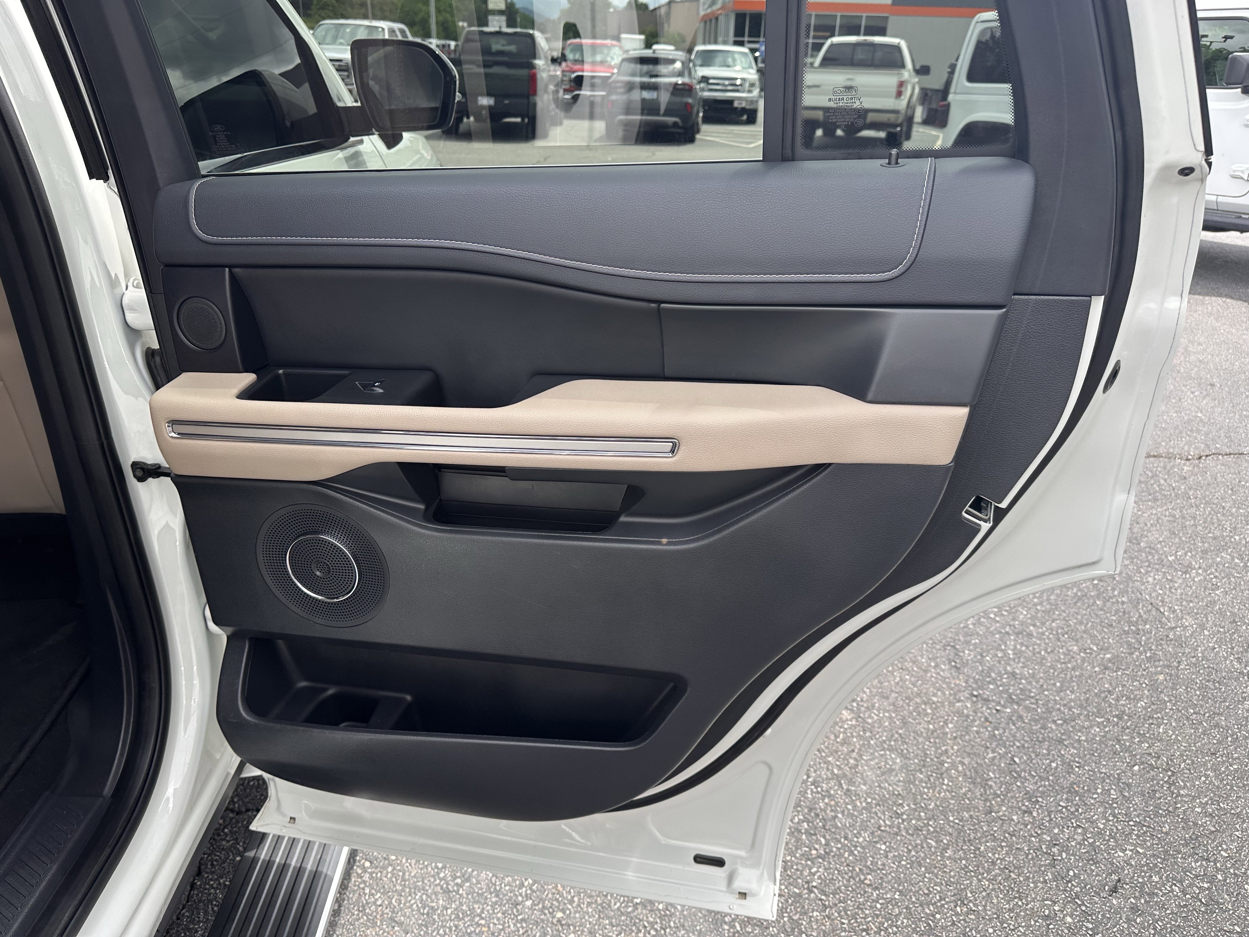Used 2024 Ford Expedition Limited AWD/4WD image 18