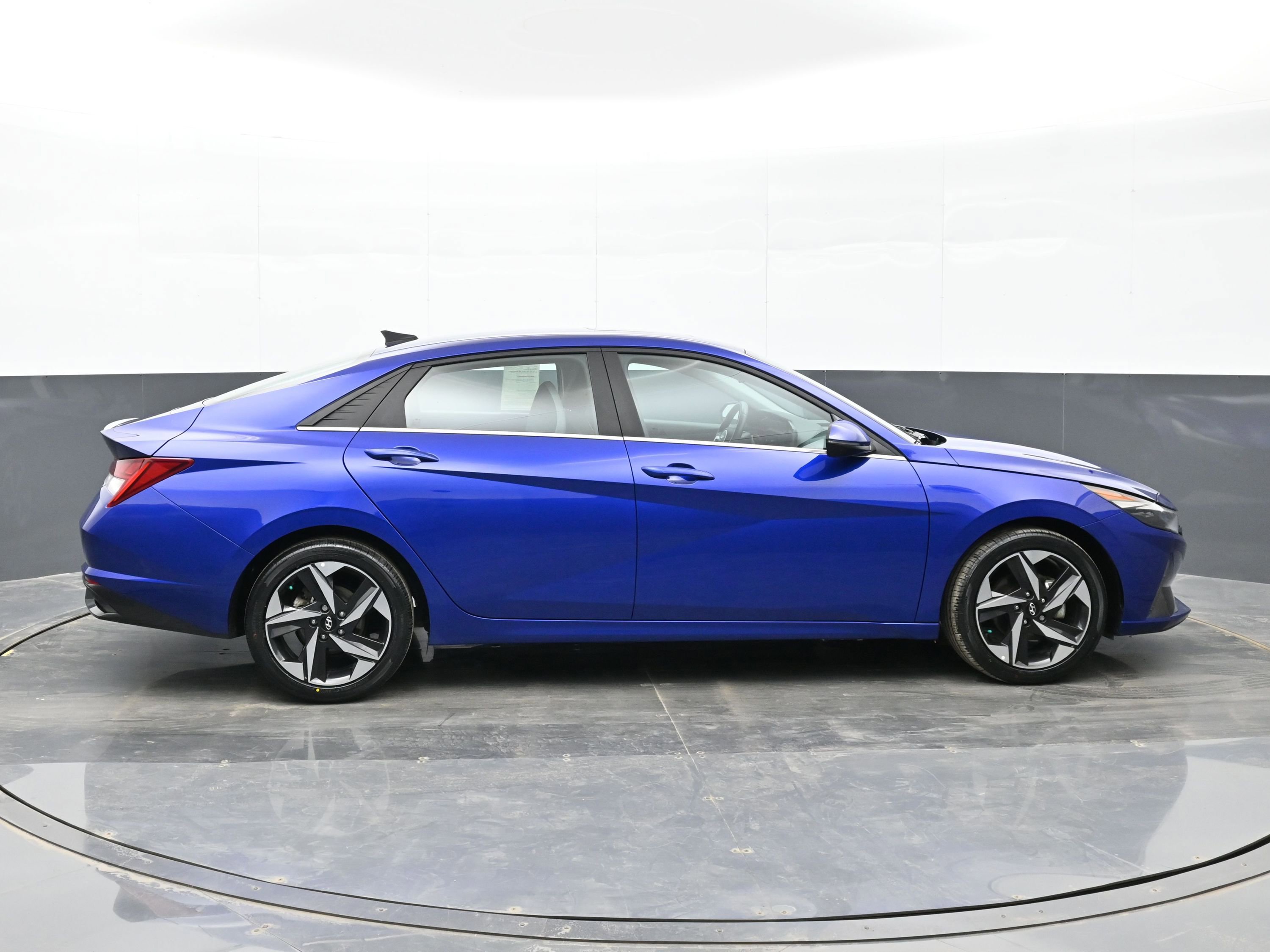 Used 2023 Hyundai Elantra Limited image 9