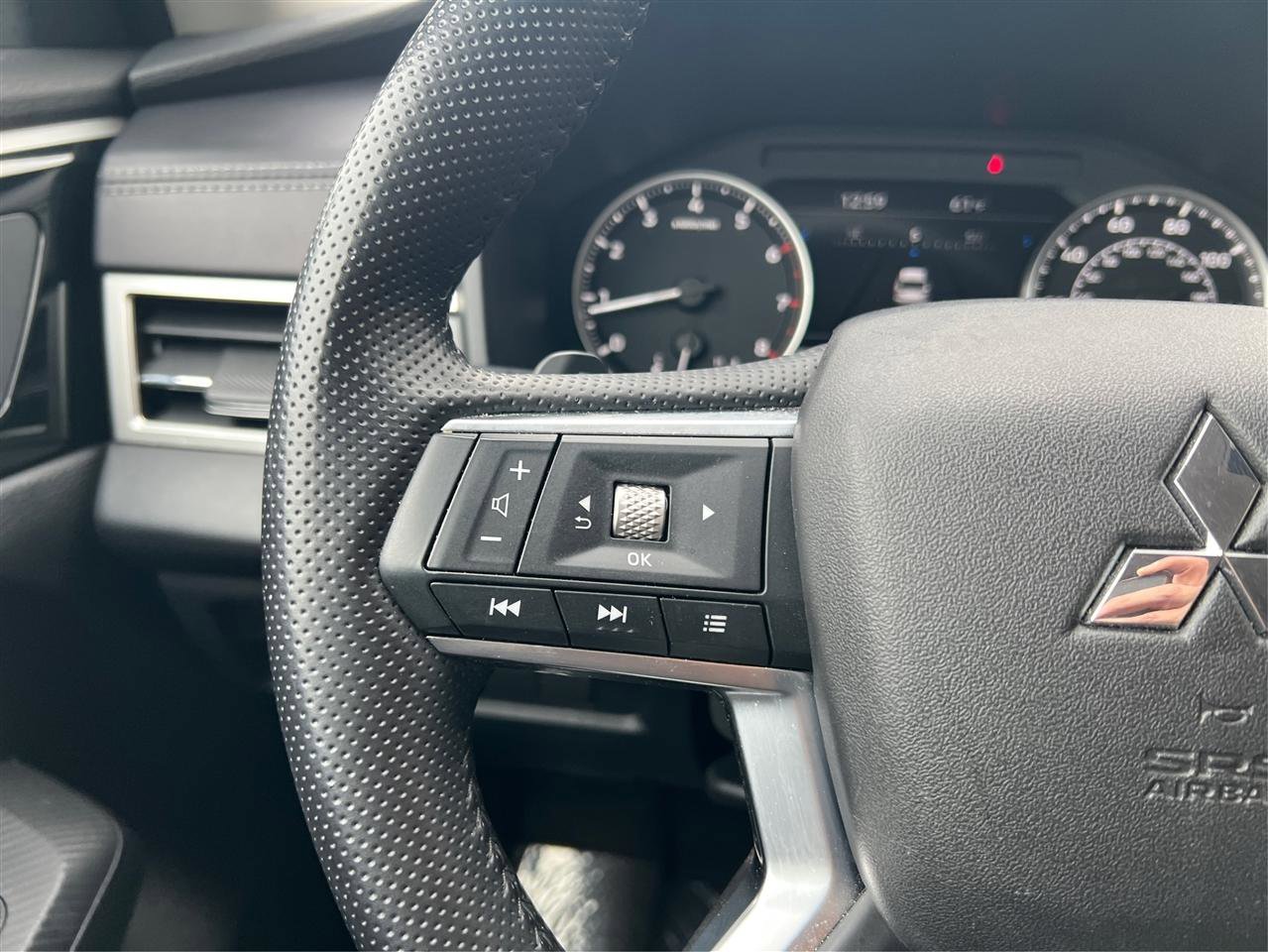 Used 2024 Mitsubishi Outlander SE image 39