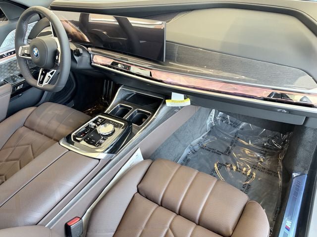 New 2026 BMW i7 M70 w/ Executive Package AWD/4WD image 10