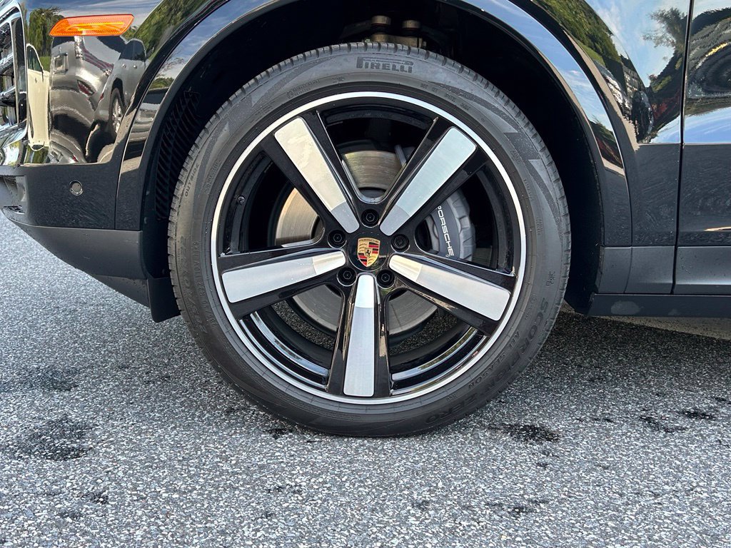 Certified 2025 Porsche Cayenne AWD/4WD image 14