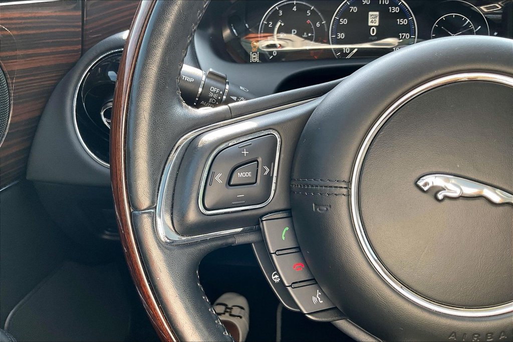 Used 2018 Jaguar XJ R-Sport RWD image 13