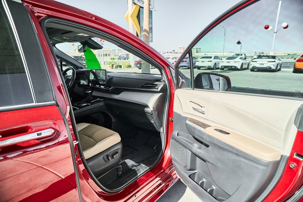 Used 2021 Toyota Sienna XLE w/ XLE Plus Package FWD image 11