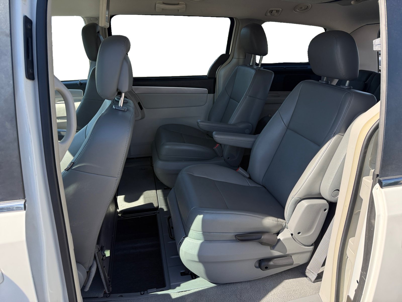 Used 2011 Volkswagen Routan SE FWD image 16
