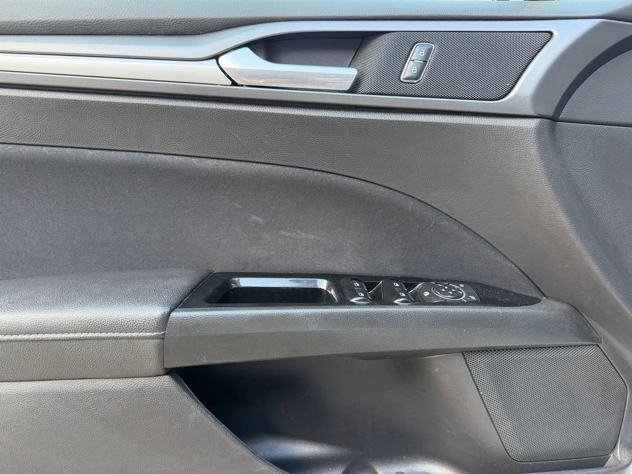 Used 2016 Ford Fusion SE FWD image 9